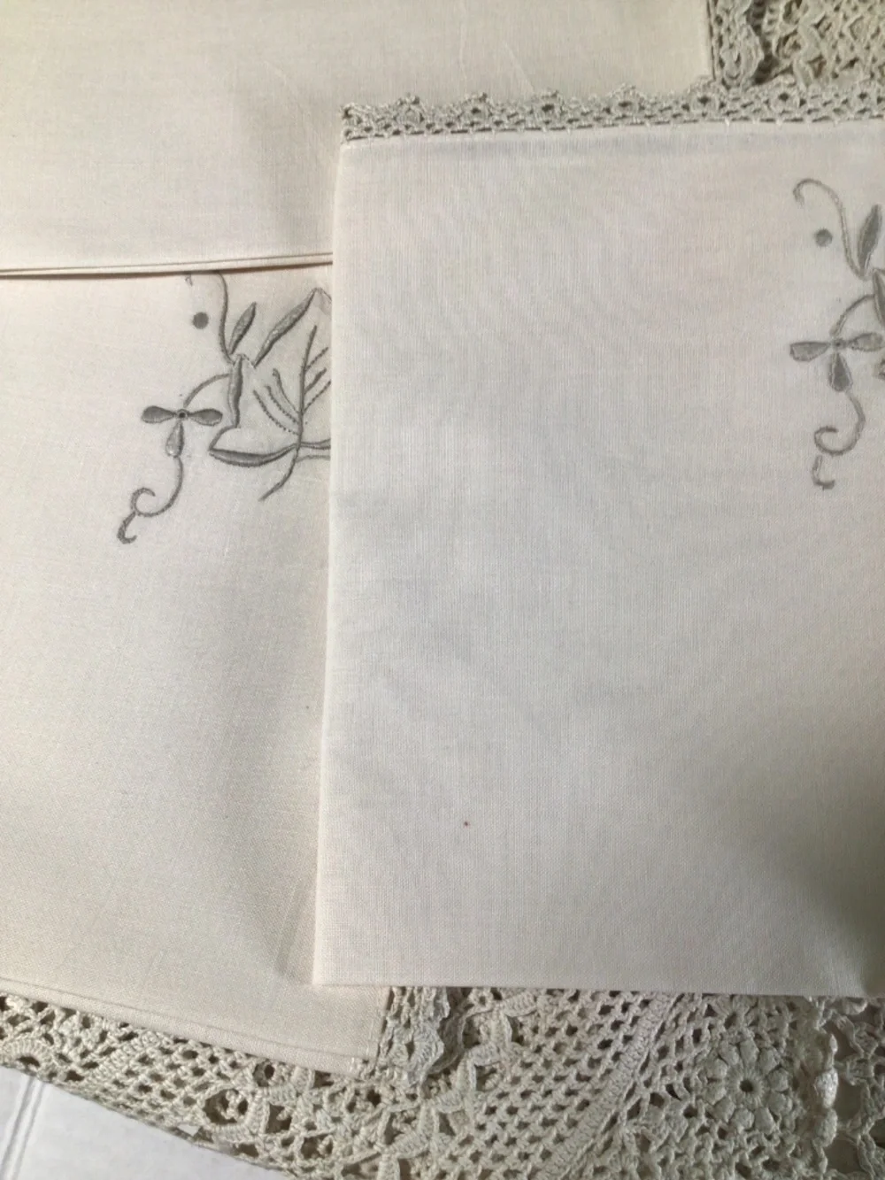 Vintage SWL Linnette 13-Piece Hand-Made Oval Tablecloth Set